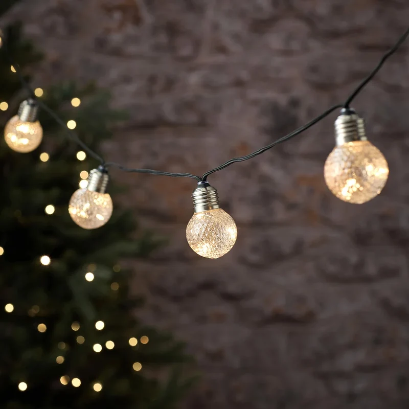 10er LED-Party-Lichterkette mit facettierten Kugeln warmweiß für den Außenbereich